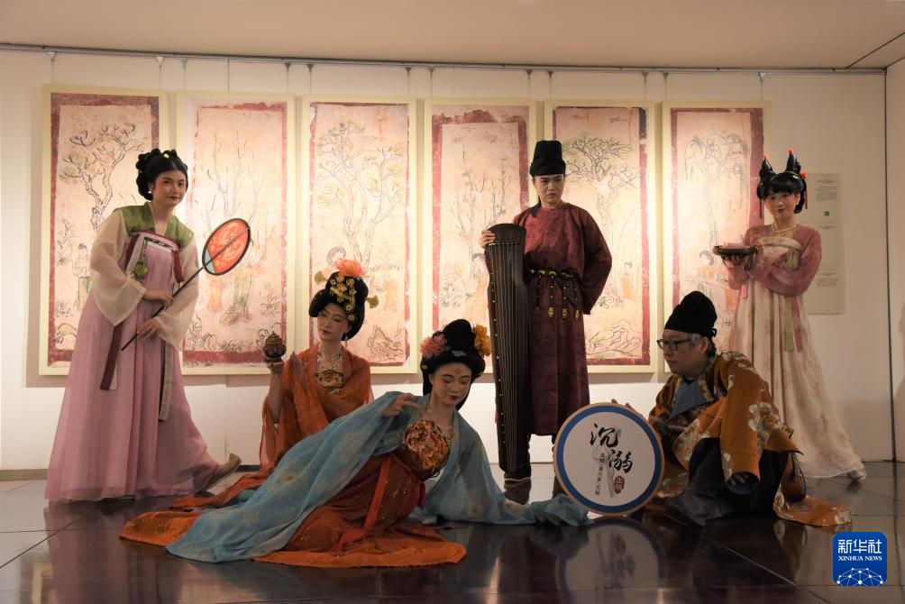 这是4月17日拍摄的唐代壁画系列展上的表演活动。新华社记者 刘斐 摄