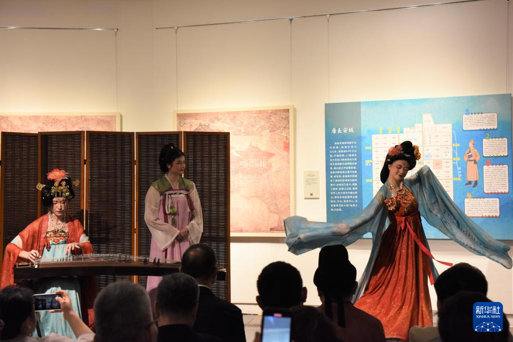 这是4月17日拍摄的唐代壁画系列展上的表演。新华社记者 刘斐 摄