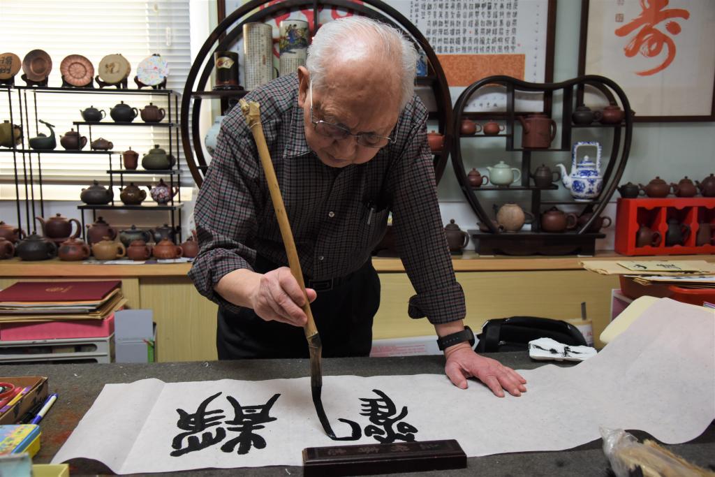 在位于台北的工作室“洪庐艺术小筑”里,台湾书法家洪启义在写书法(4月15日摄)。新华社记者 刘斐 摄