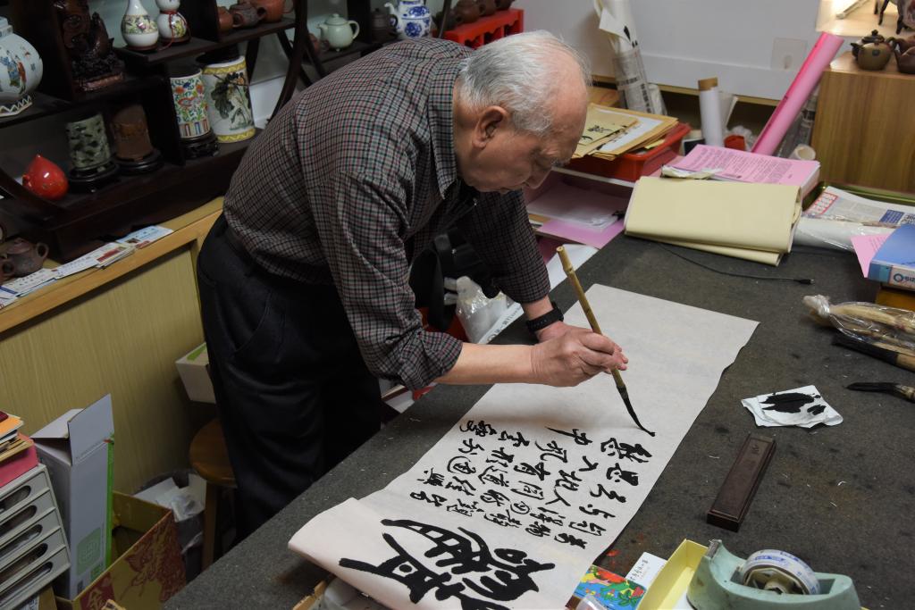 在位于台北的工作室“洪庐艺术小筑”里,台湾书法家洪启义在写书法(4月15日摄)。新华社记者 刘斐 摄