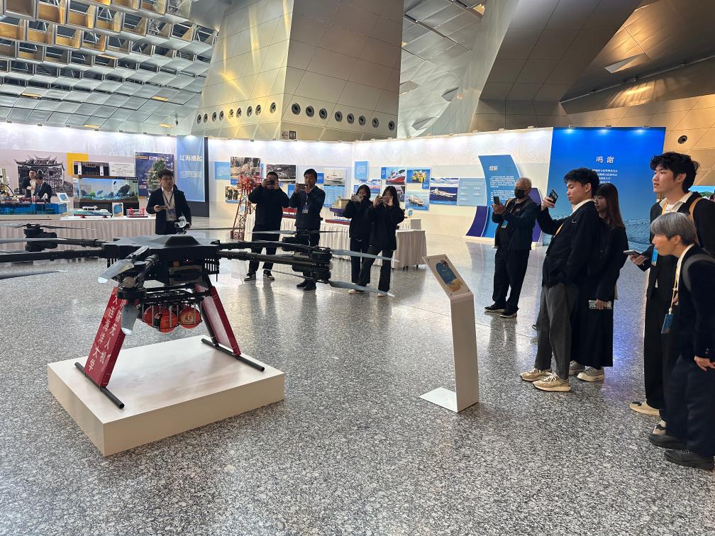 在大连国际会议中心船政历史展览厅内,台湾同胞参观由大连海洋大学自主研发的大载重无人机(4月23日摄)。新华社记者 李妍 摄