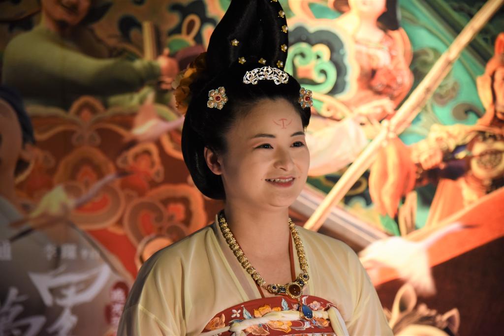 身着唐制汉服、画着精致唐代妆容的台湾女孩林家萱,专门从北京飞回台北参加首映记者会。新华社记者 刘斐 摄