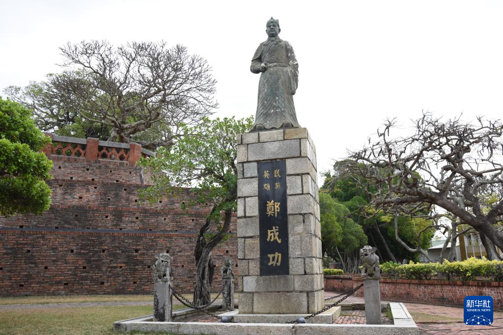 这是台南安平古堡内的“民族英雄郑成功”雕像(3月19日摄)。新华社记者 刘斐 摄