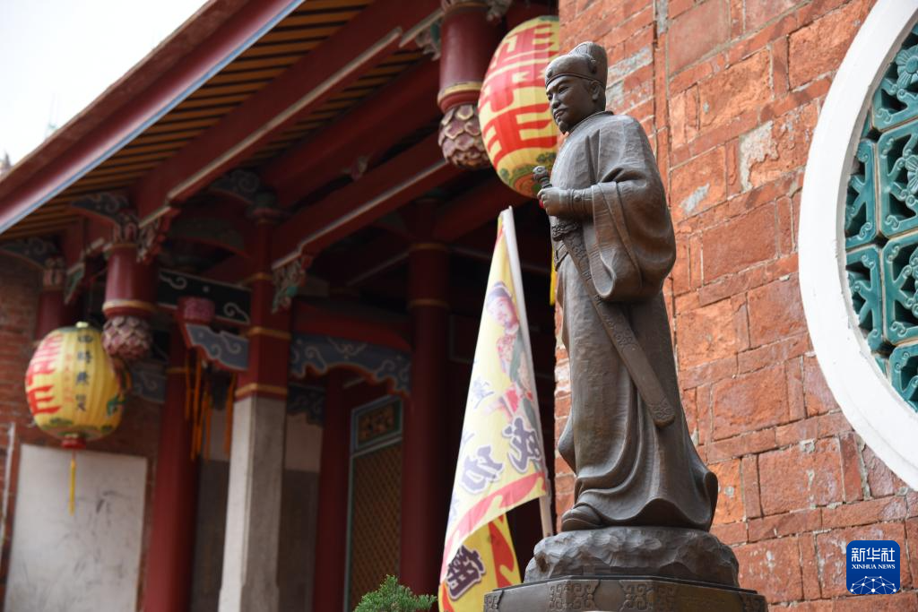 这是台南郑成功祖庙门前的郑成功铜像(3月19日摄)。新华社记者 刘斐 摄
