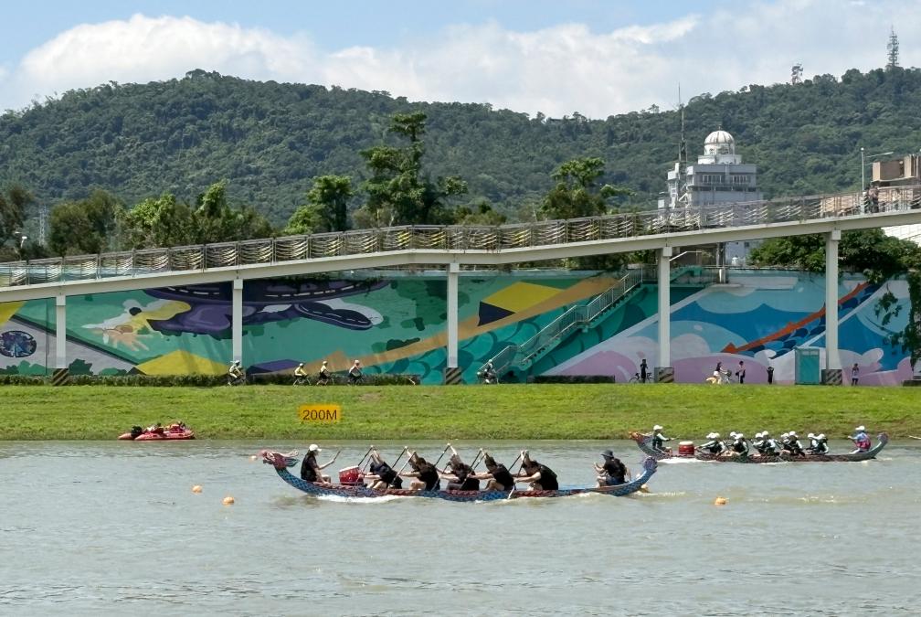 5月30日，选手在台北基隆河上参加2025年台北龙舟锦标赛。新华社记者 李悦 摄