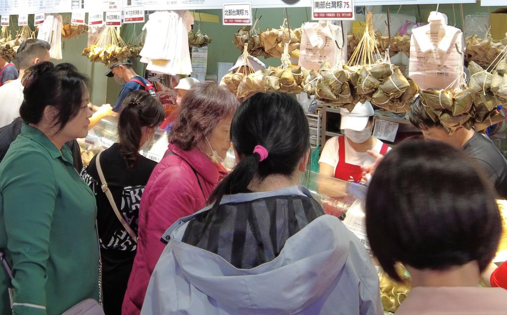 5月29日，顾客在台北南门市场挑选粽子。新华社记者 李悦 摄