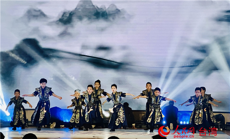 京台两地街舞少年共同表演开场舞《古韵街潮》。人民网记者 汪灵犀摄