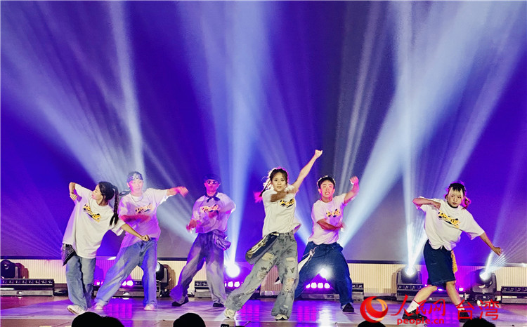 台湾街舞团队在表演节目《岛屿舞韵》。人民网记者 汪灵犀摄