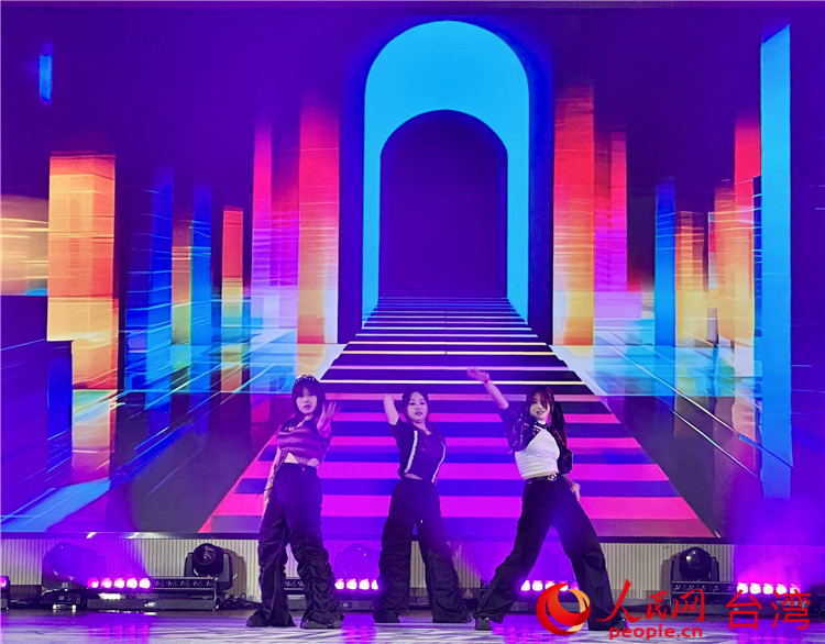 北京第二外国语学院街舞社团在表演节目《How You Like That》。人民网记者 汪灵犀摄