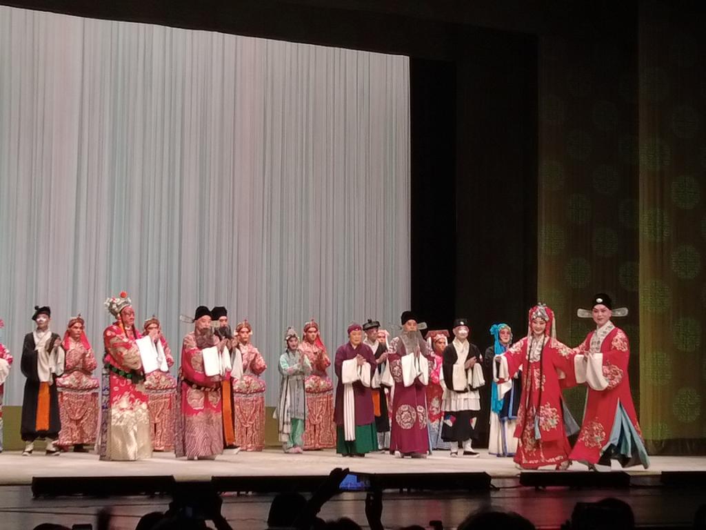 8月13日，演员在演出结束后返场谢幕。新华社记者 李悦 摄