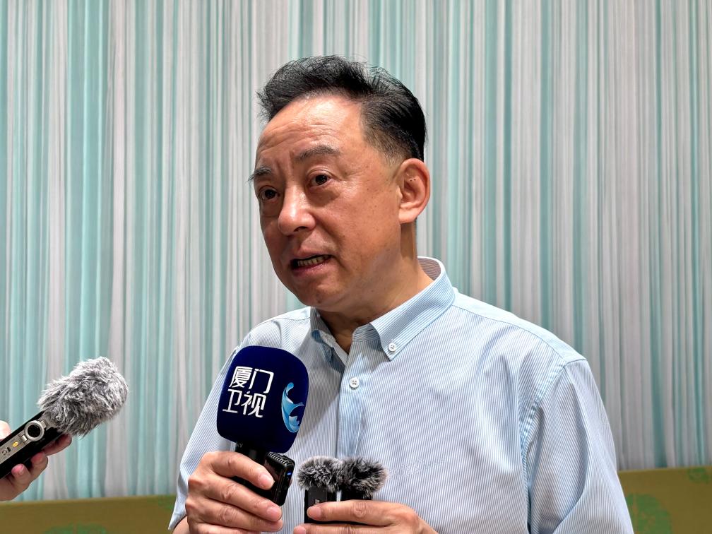 8月13日，知名京剧表演艺术家于魁智在演出开始前接受媒体采访。新华社记者 李悦 摄