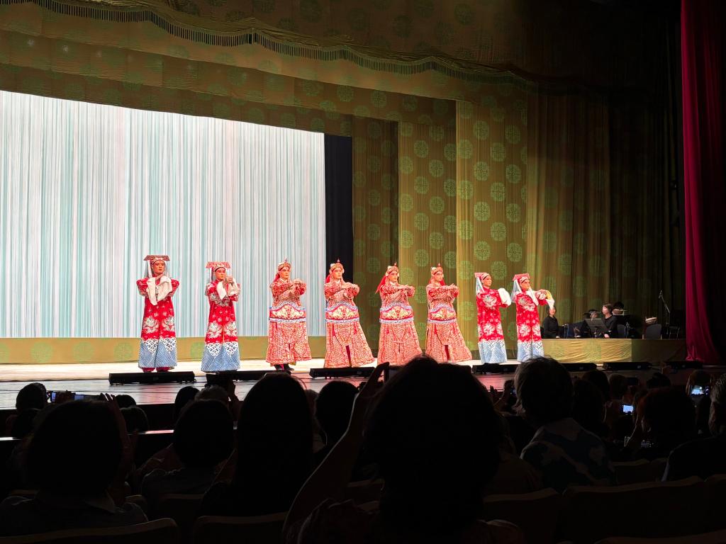 8月13日，演员在演出结束后返场谢幕。新华社记者 李悦 摄