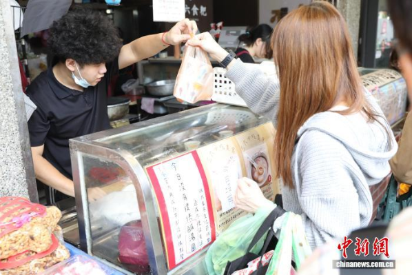 12月21日，逢冬至节气，台湾民众购买汤圆。 中新社记者 刘大炜 摄