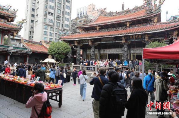 12月21日，逢冬至节气，民众到台北艋舺龙山寺祈福。中新社记者 刘大炜 摄
