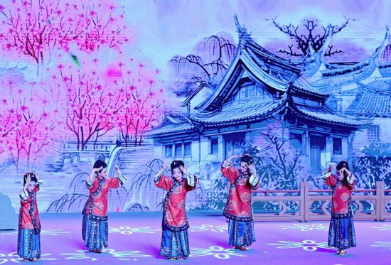 6月15日，小演员们在表演戏曲联唱《一脉相承》。新华社记者 魏培全 摄