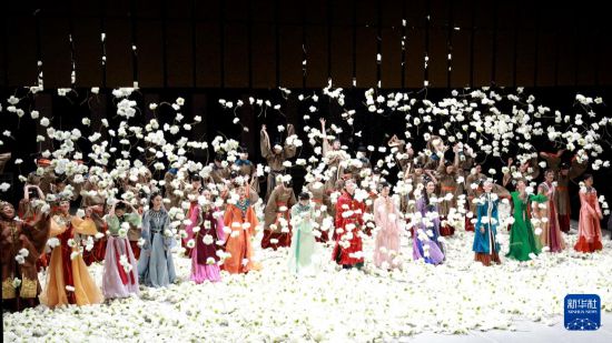 6月19日晚,江苏大剧院原创民族舞剧《红楼梦》在台北表演艺术中心上演。演出结束后,演员返场谢幕。新华社记者 李建华 摄