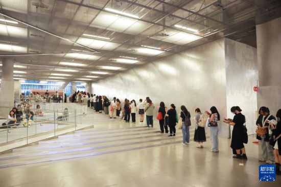 6月19日晚,江苏大剧院原创民族舞剧《红楼梦》在台北表演艺术中心上演。演出开始前,剧场外早早排起长龙。新华社记者 李建华 摄