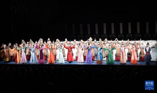 6月19日晚,江苏大剧院原创民族舞剧《红楼梦》在台北表演艺术中心上演。演出结束后,演员返场谢幕。新华社记者 李建华 摄