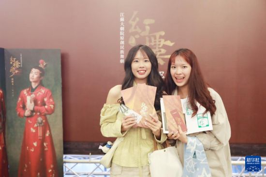 6月19日晚,江苏大剧院原创民族舞剧《红楼梦》在台北表演艺术中心上演。演出开始前,观众在剧场入口处的展板前拍照“打卡”。新华社记者 李建华 摄