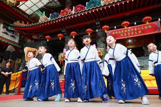 6月21日,在台湾新北市举行的2025(乙巳)年海峡两岸共祭中华人文始祖伏羲典礼现场,幼儿园小朋友献唱《伏羲颂》。新华社记者 李建华 摄