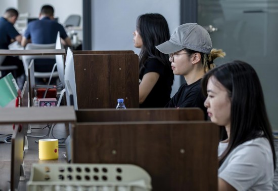 来自华侨大学的台湾学生(右二)在厦门“台青创客家”里实习(2024年6月14日摄)。新华社记者 魏培全 摄