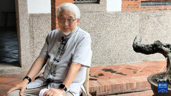 　　6月5日，萧家后人、台湾抗日志士亲属协进会荣誉理事长萧开平在屏东县佳冬乡的萧家古厝接受记者采访。新华社记者 李建华 摄