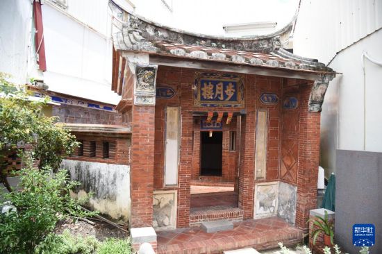 　　6月5日拍摄的位于屏东县佳冬乡萧家古厝旁的门楼“步月楼”。新华社记者 李建华 摄