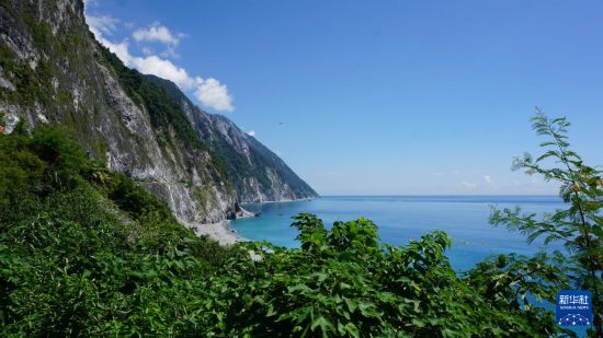 这是台湾花莲的著名景点清水断崖（2025年9月11日摄）。新华社记者 齐湘辉 摄