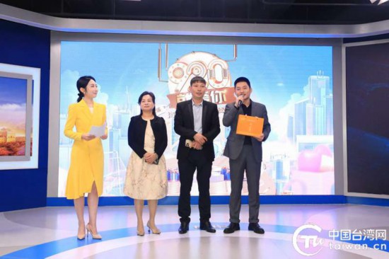 福建珍山茶业创始人陈春强、詹藤英夫妇介绍海峡两岸首款融合茶之乌龙茶系列——“珍之里”。(中国台湾网记者 尹赛楠 摄)