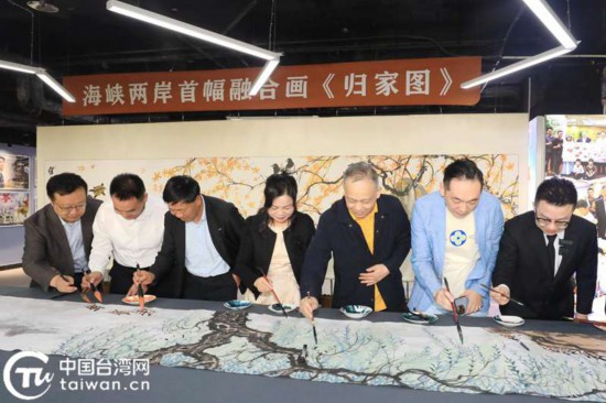 活动现场,当代著名画家君寿先生现场作画,嘉宾们欣赏君寿老师的作品《归家图》。(中国台湾网记者 尹赛楠 摄)