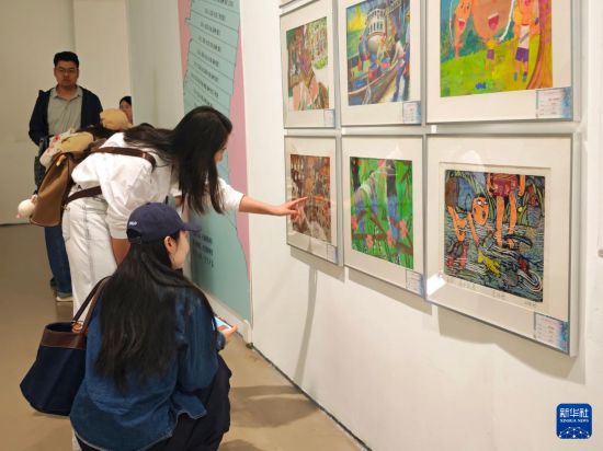 　　这是9月27日拍摄的第十六届海峡两岸少儿美术大展北京展现场。新华社记者 王承昊 摄