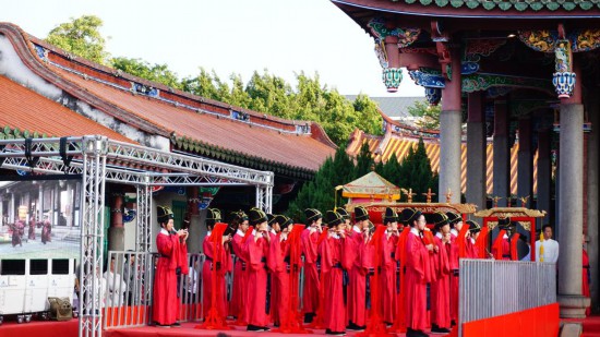　　9月28日，孔子诞辰纪念日，一年一度的纪念孔子诞辰释奠典礼在台北孔庙隆重举行。新华社记者 周文其 摄
