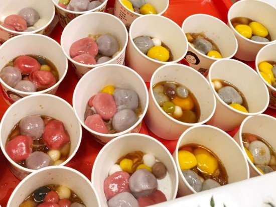 这是“苏妈妈汤圆”店制作的汤圆（12月21日摄）。新华社记者 王承昊 摄