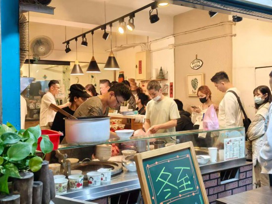 12月21日，市民在台北通化街的“苏妈妈汤圆”店前排队购买汤圆。新华社记者 王承昊 摄