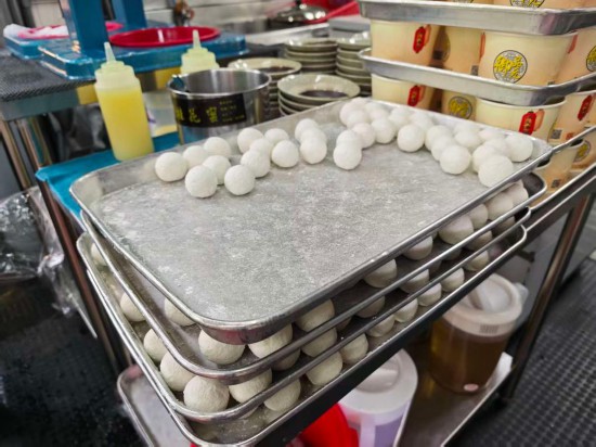 这是“御品元冰火汤圆”店制作的元宵（12月21日摄）。新华社记者 王承昊 摄