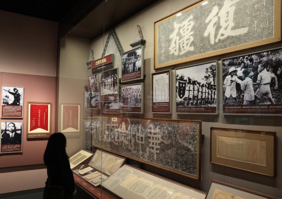 　　2025年10月25日，参观者在中国人民抗日战争纪念馆参观《不屈的宝岛 丹心向祖国——台湾同胞抗日史实展》。新华社记者 张晨霖 摄