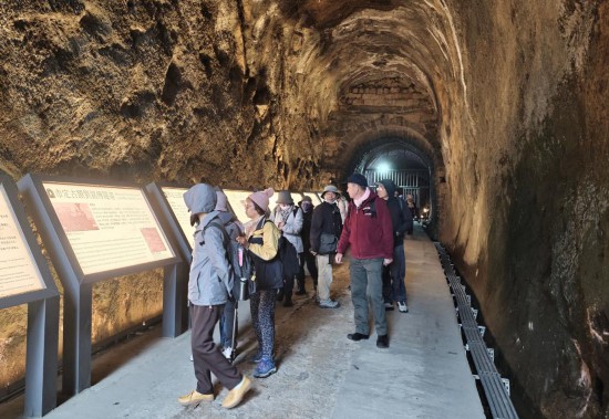  游客在刘铭传隧道中参观（1月7日摄）。新华社记者 王承昊 摄