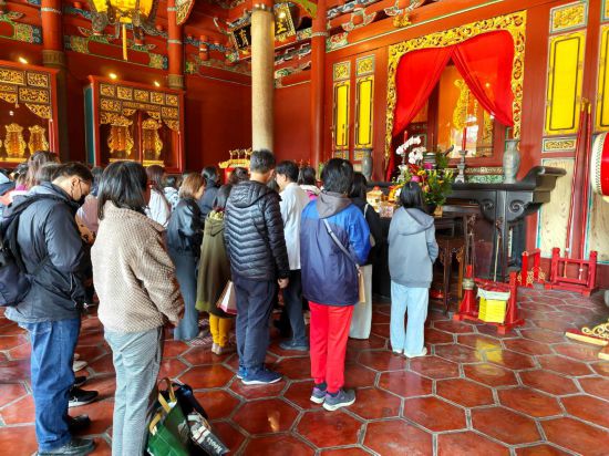 1月10日，考生和家长在台北孔庙大成殿中参加祈福仪式。新华社记者 王承昊 摄