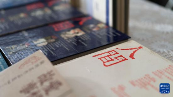 这是1月24日在“人间·台中”文化交流基地拍摄的《人间》杂志合订本。新华社记者 黄扬 摄