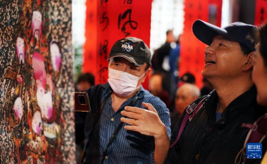 2月6日，在首届“台湾汉纸两岸艺术家春联、年画、漫画展”现场，参观者欣赏展出作品。新华社记者 黄扬 摄