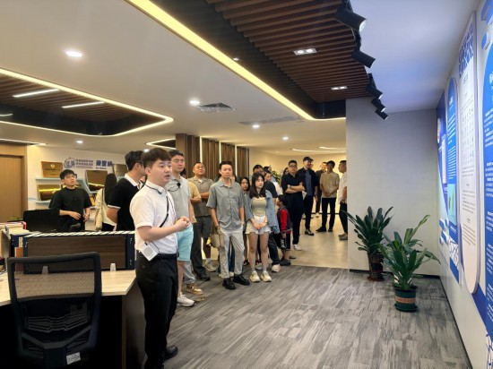 3月21日，台湾青年在海南省台湾青年创新创业服务中心听工作人员讲解。新华社记者 陈子薇 摄