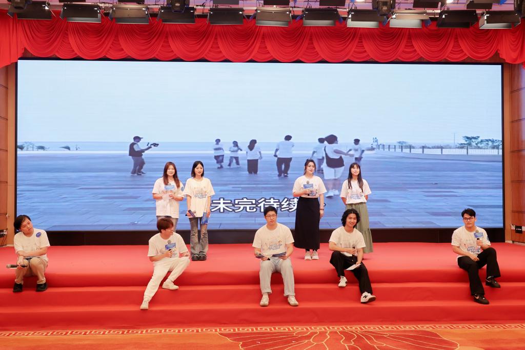 8月8日，台湾大学生在成果分享会现场表演节目。新华社发