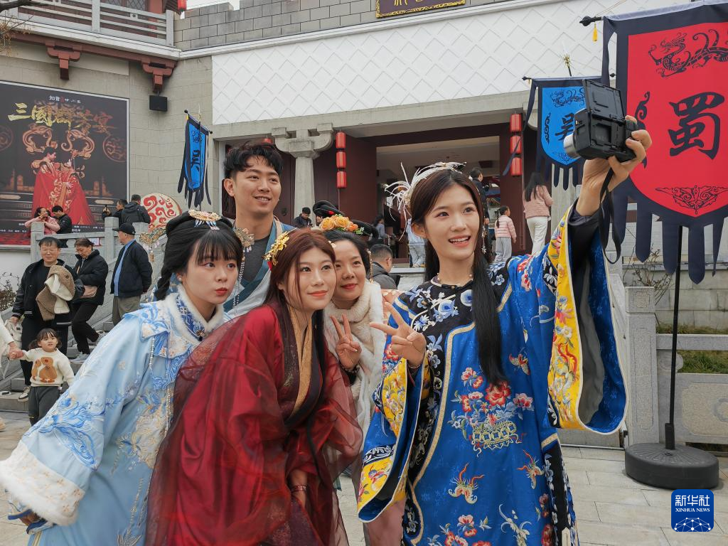 来自台湾新北的田曲文（左一）和朋友们在知音殿前合影（3月8日摄）。新华社记者 乐文婉 摄